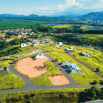Imagem aérea do loteamento Morada Park, em Aracruz, com algumas casas construídas.