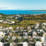 Imagem perspectiva aérea das casas do loteamento Palm Garden, em Praia Grande.